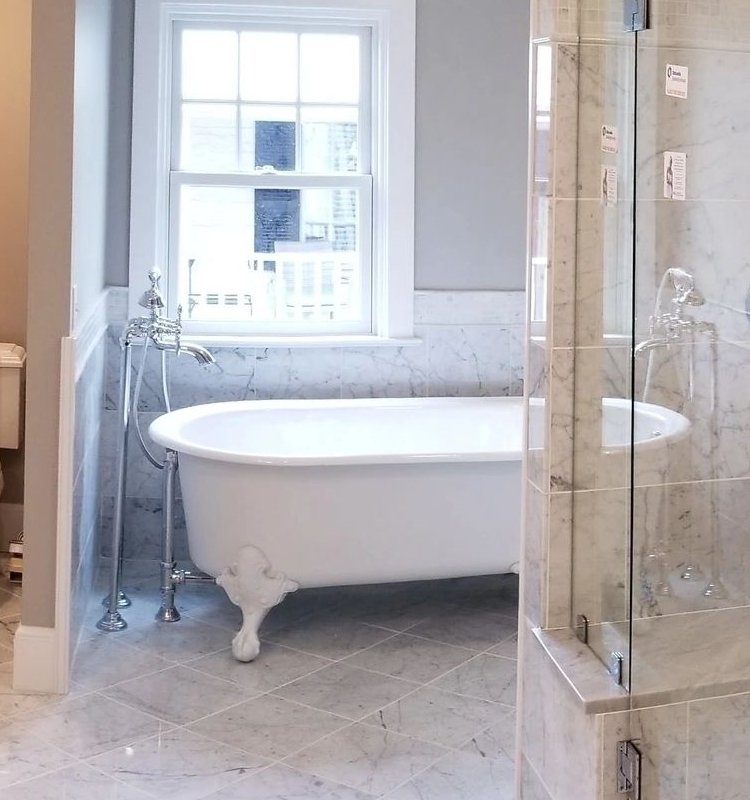 Freestanding clawfoot tub